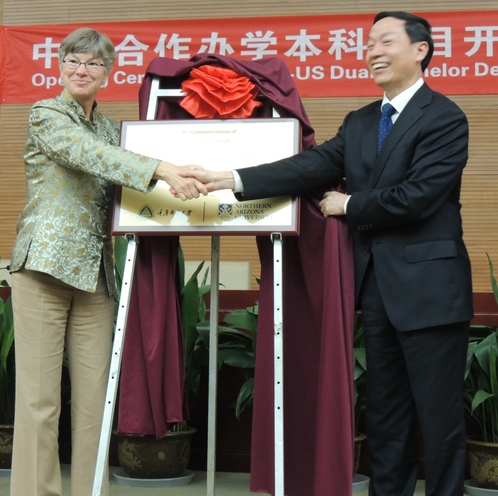 Provost Laura Huenneke shaking the hand of Chongqing University President