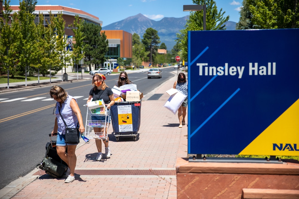 Students move in stuff at Tinsley
