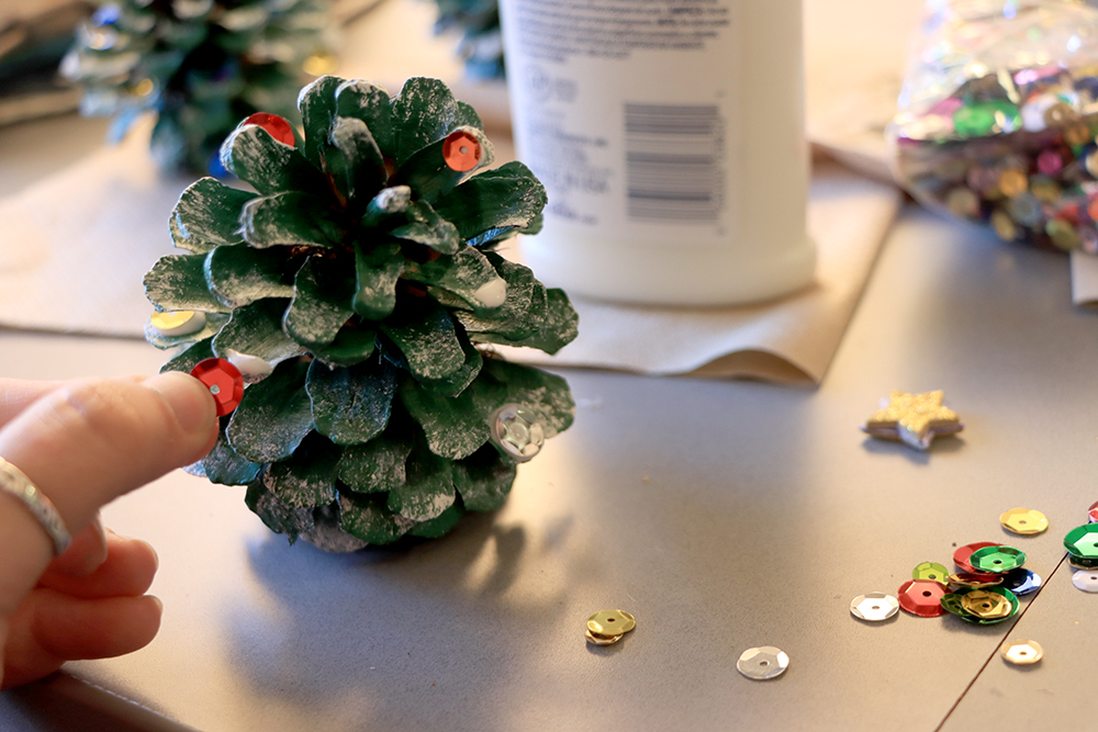 DIY holiday decoration: Pinecone Christmas trees – The NAU Review
