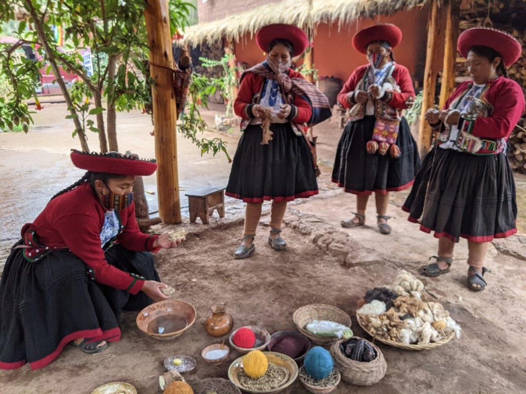 Mujeres de la provincia de Chinchiro en Perú demuestran el tradicional hilado, teñido y tejido de lana de alpaca