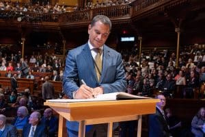 José Luis Cruz Rivera signing the book when he is inducted into the American Society of Arts & Sciences.