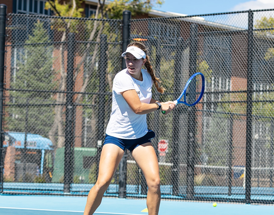 Patrycja Niewiadomska playing tennis
