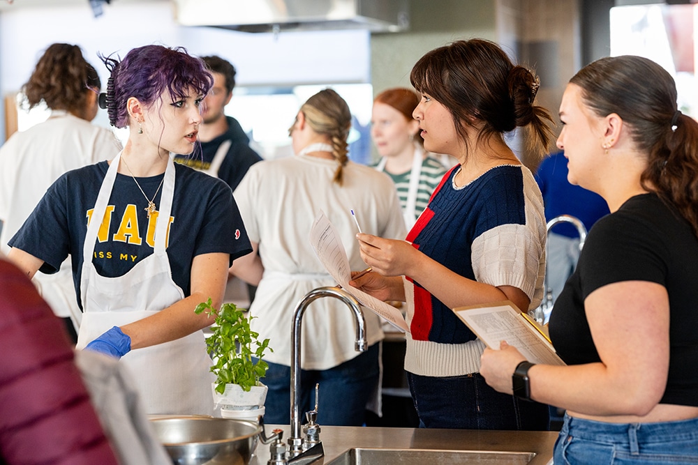 Los estudiantes preparan comida en la cocina de prueba.