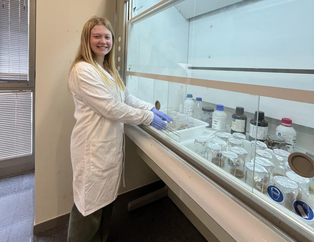 Vianesa Reid working in a lab